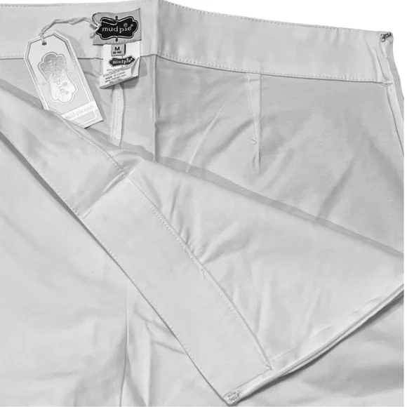 Mudpie NWT White Scalloped Women Shorts. Size medium - Picture 3 of 3